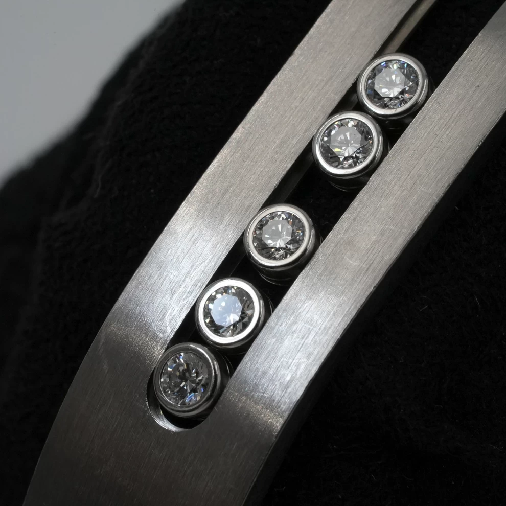     سوار ميسيكا الماسي: أناقة باريسية عصرية 