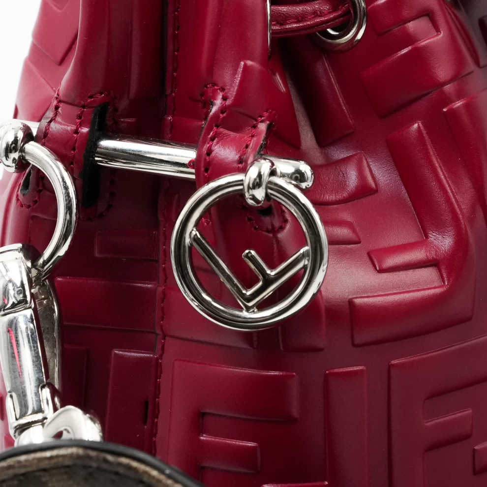     حقيبة فندي مون تريزور ميني باكيت من الجلد المنقوش بشعار FF باللون الأحمر 