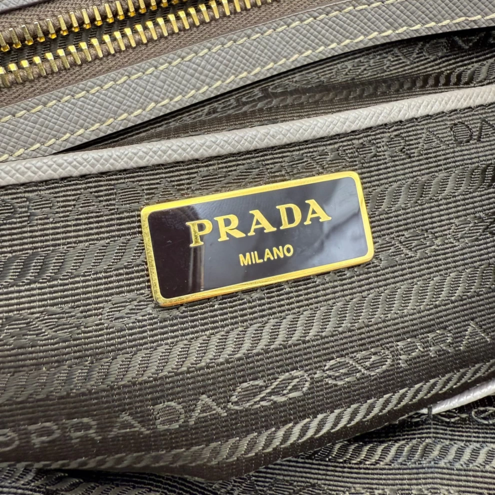     حقيبة برادا سافيانو لوكس جاليريا كبيرة من الجلد باللون البيج 