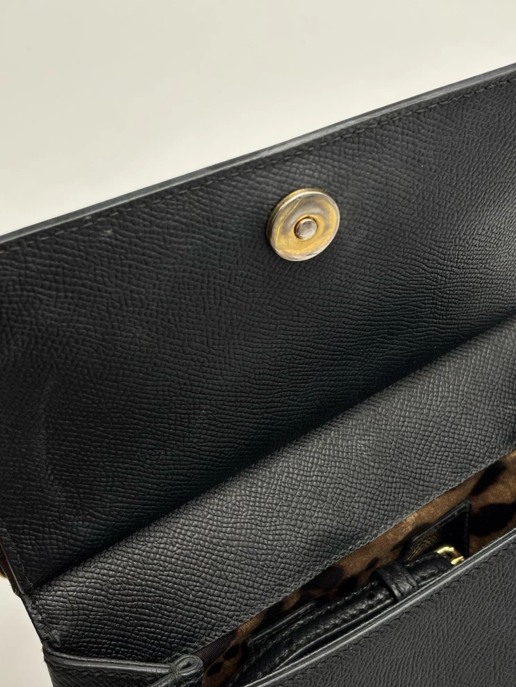     حقيبة دولتشي آند غابانا ميس سيسيلي صغيرة الحجم من الجلد المحبب باللون الأسود 