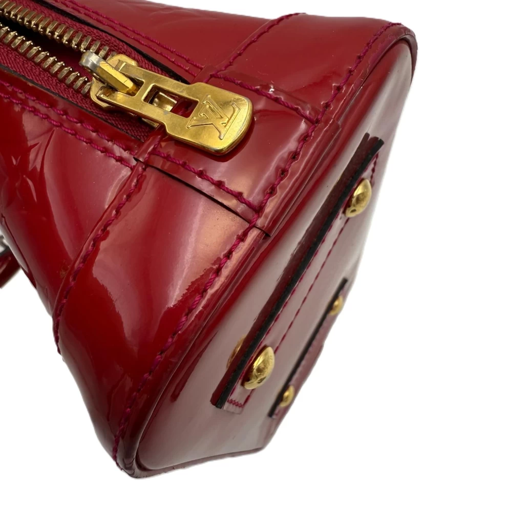     حقيبة لويس فويتون مونوغرام أحمر فيرنيس ألما BB 