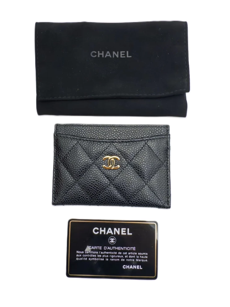     حامل بطاقات شانيل من الجلد المبطن باللون الأسود 