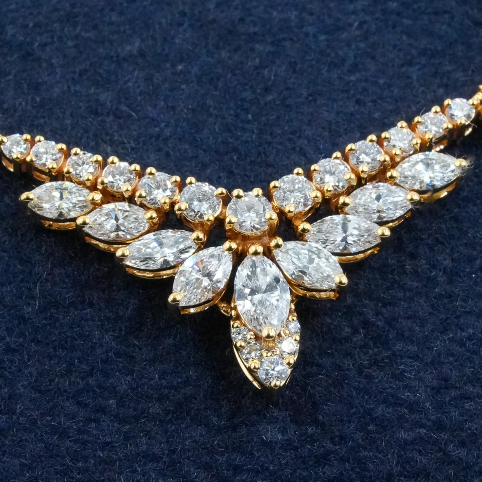     قلادة الماس للنساء 