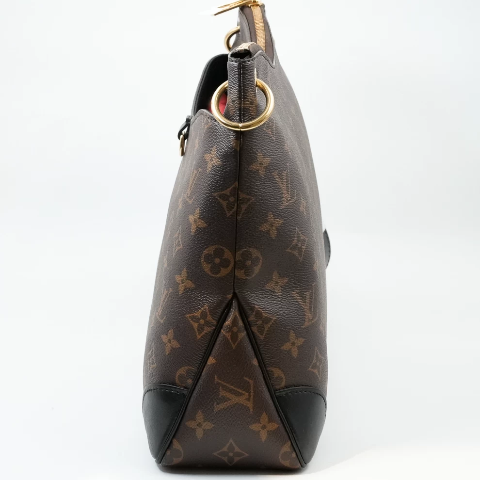     حقيبة لويس فيتون لوب هوبو من قماش مونوغرام وجلد أسود 