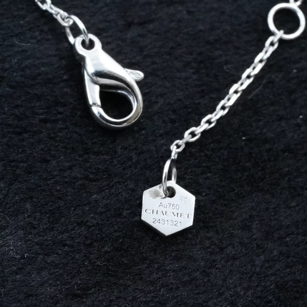     قلادة شوميه الماسية من الذهب الأبيض 