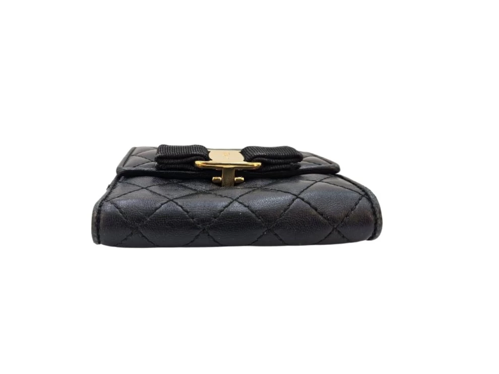     محفظة سلفاتوري فيراغامو الجلدية السوداء المدمجة 