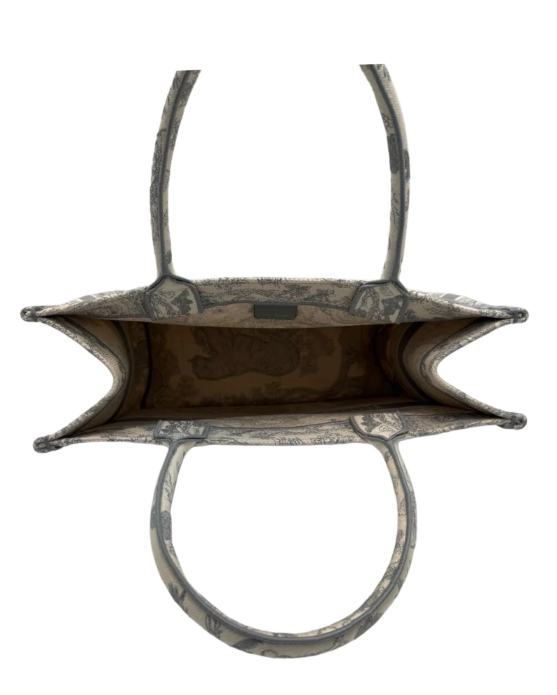     حقيبة كريستيان ديور متوسطة الحجم للكتاب إكرو وحقيبة تويلي دي جوي رمادية 