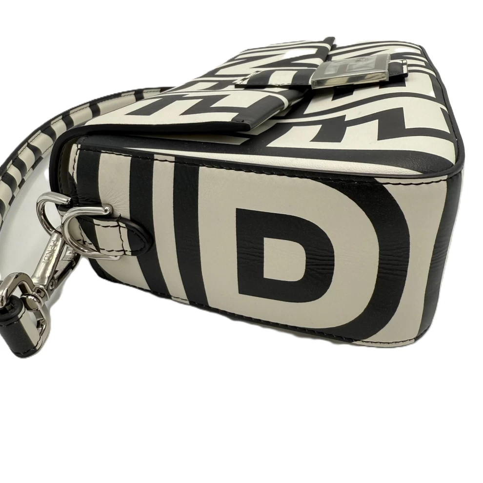     حقيبة كتف من قماش زوكا باغيت باللونين الأسود والأبيض من فندي ومارك جاكوبس 