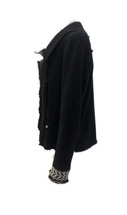     جاكيت سهرة شانيل فينتاج ٢٠٠٤ بنقشة شيفرون باللونين الأسود والأبيض 