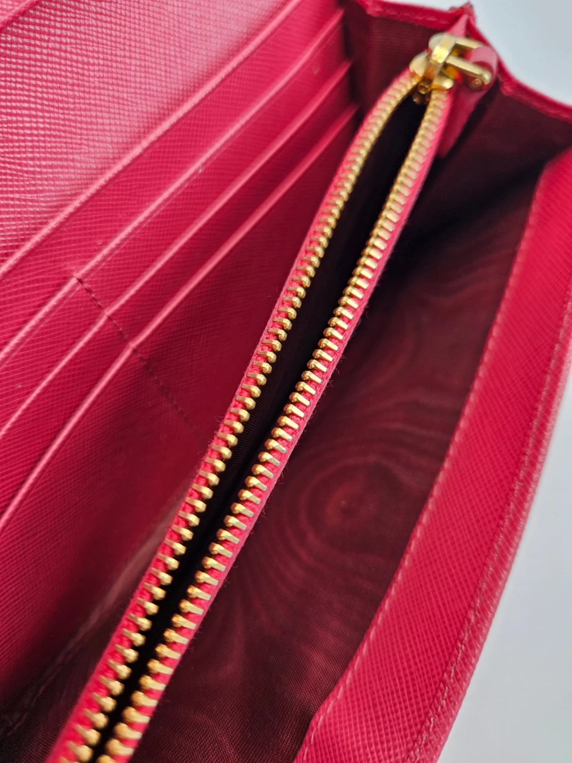     "محفظة كونتيننتال بشعار برادا " 