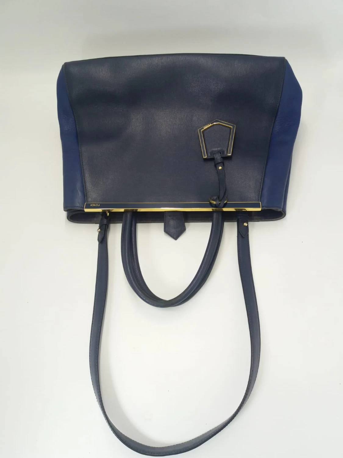     حقيبة فندي تو تون جلدية متوسطة الحجم 2جور 