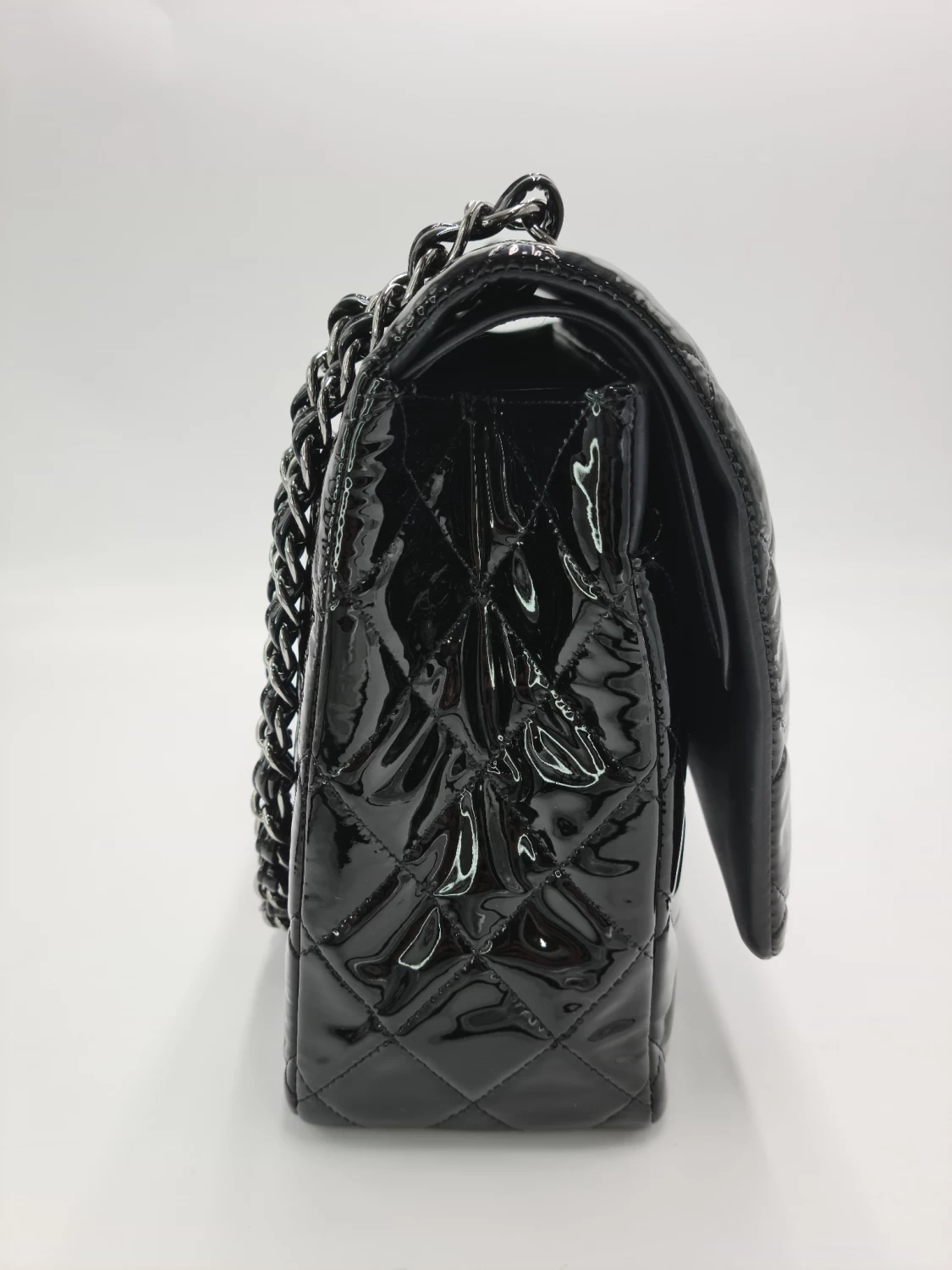     حقيبة شانيل الكلاسيكية ماكسي المبطنة المصنوعة من الجلد اللامع 