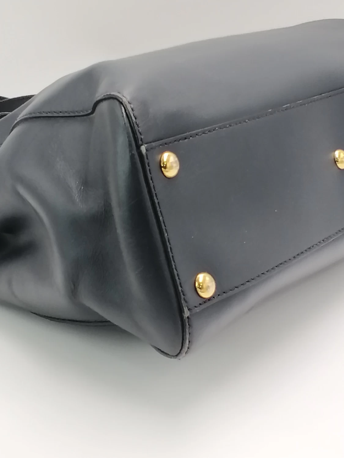     حقيبة فندي الجلدية الصغيرة بيكابو ذات المقبض العلوي 