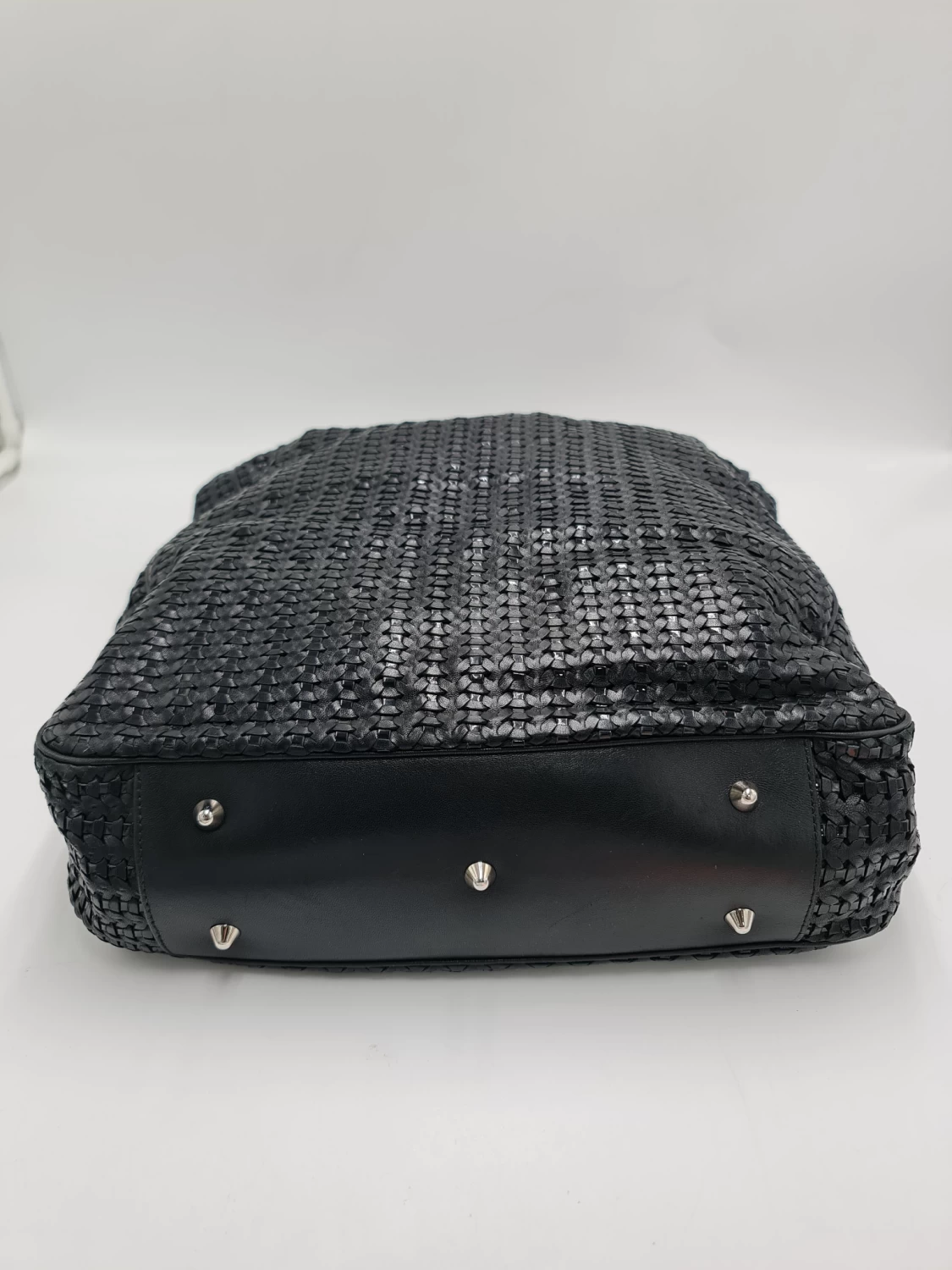     حقيبة تسوق ديور سوفت من الجلد المنسوج 