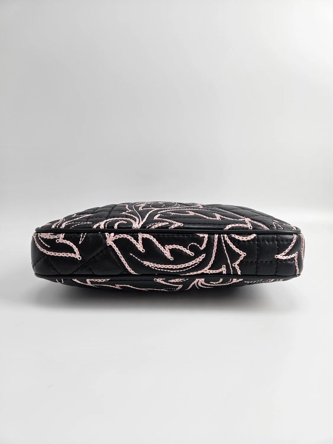     حقيبة فيرساتشي صغيرة من الجلد المبطن بسلسلة 