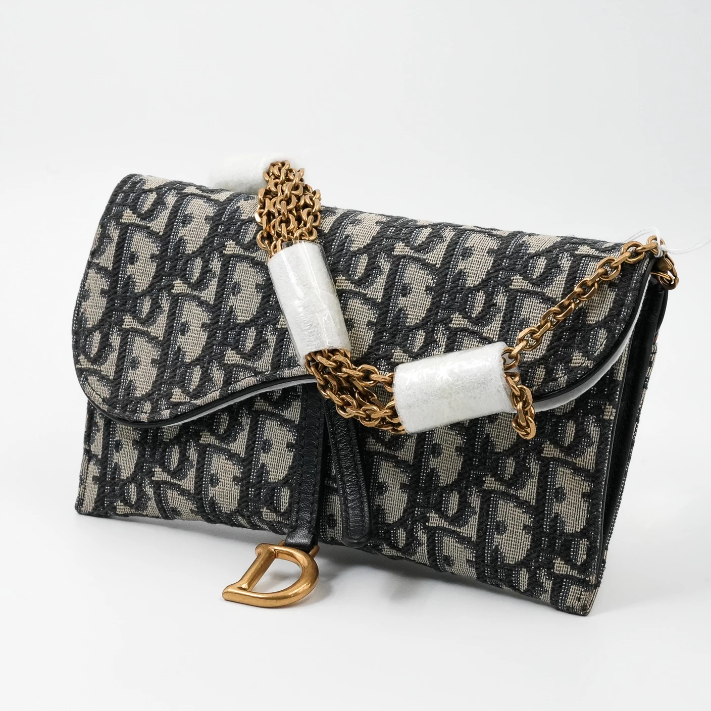     حقيبة ديور سادل بسلسلة من الجاكار الأزرق المائل 