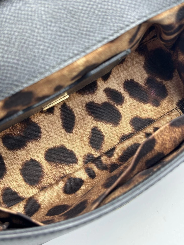     حقيبة دولتشي آند غابانا ميس سيسيلي صغيرة الحجم من الجلد المحبب باللون الأسود 