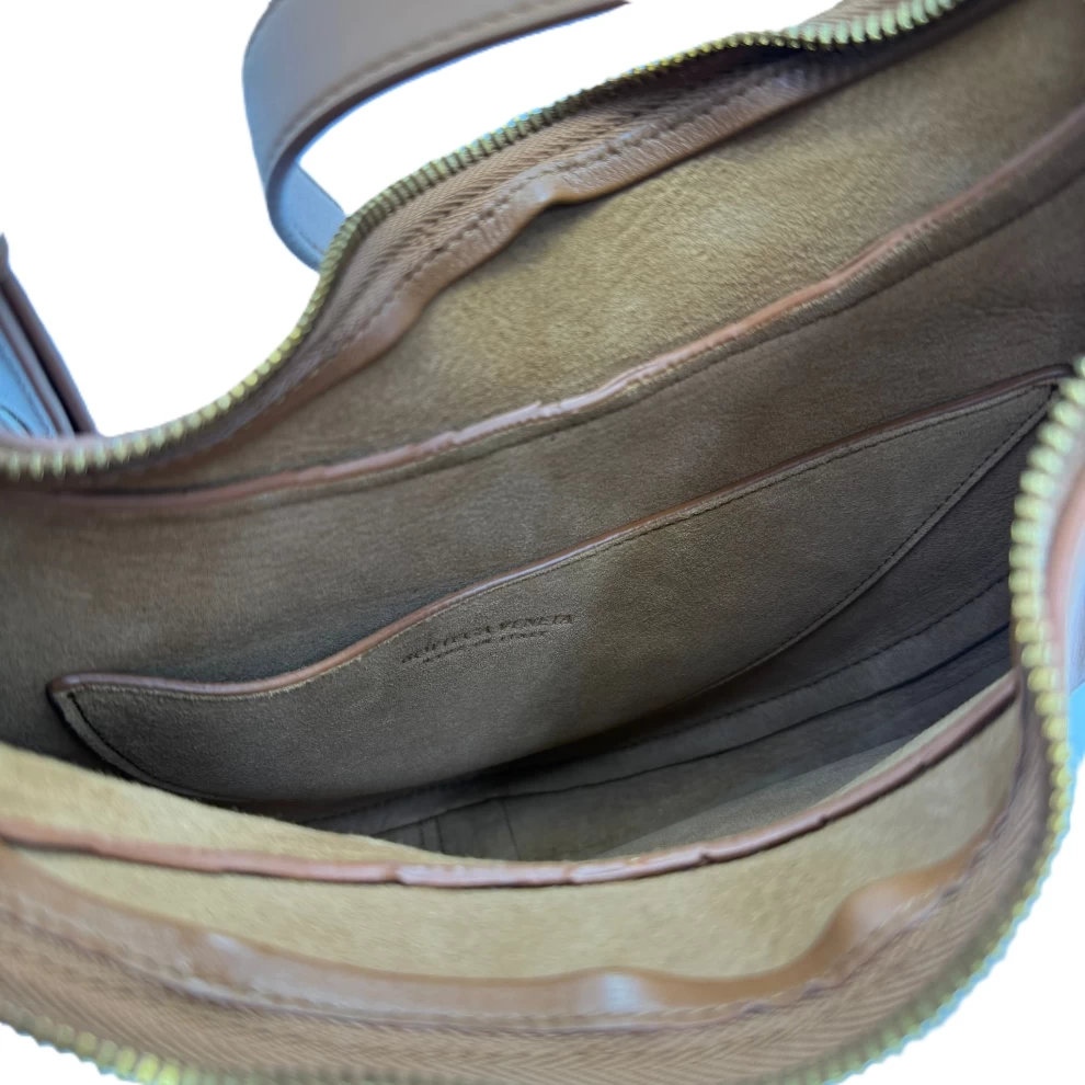     حقيبة هوبو صغيرة بنية اللون من بوتيغا فينيتا 