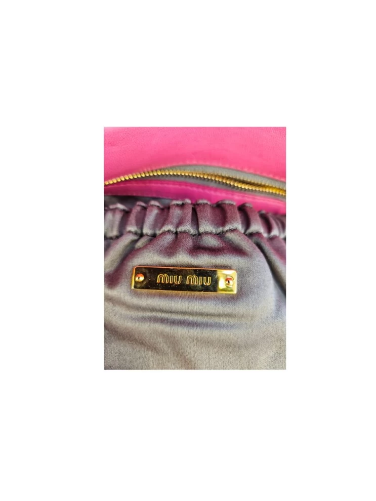     حقيبة كتف جلدية ميو ميو وردية اللون 