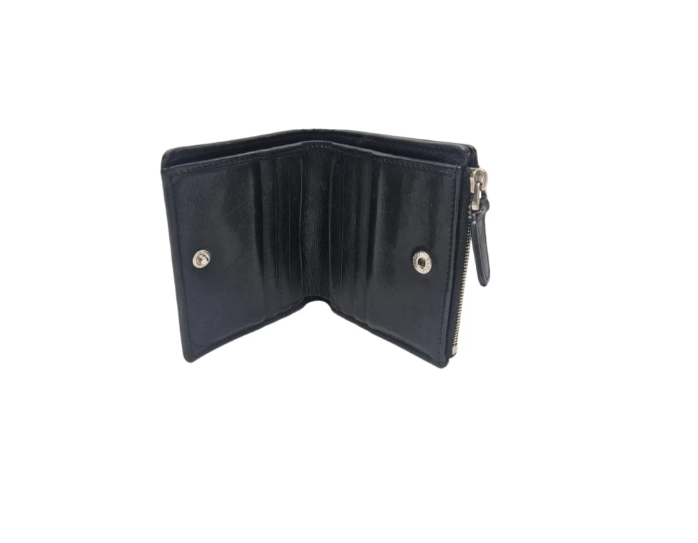     Gucci compact wallet 