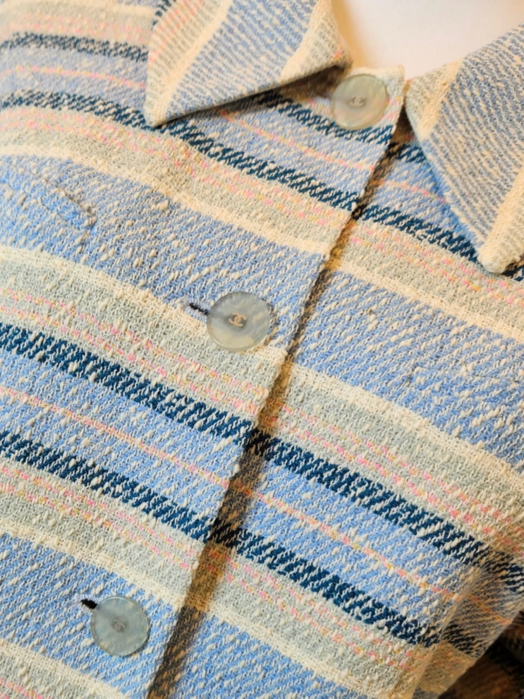     جاكيت شانيل أيدنتيفيكيشن من الصوف التويد المخطط باللونين الأزرق والكريمي 