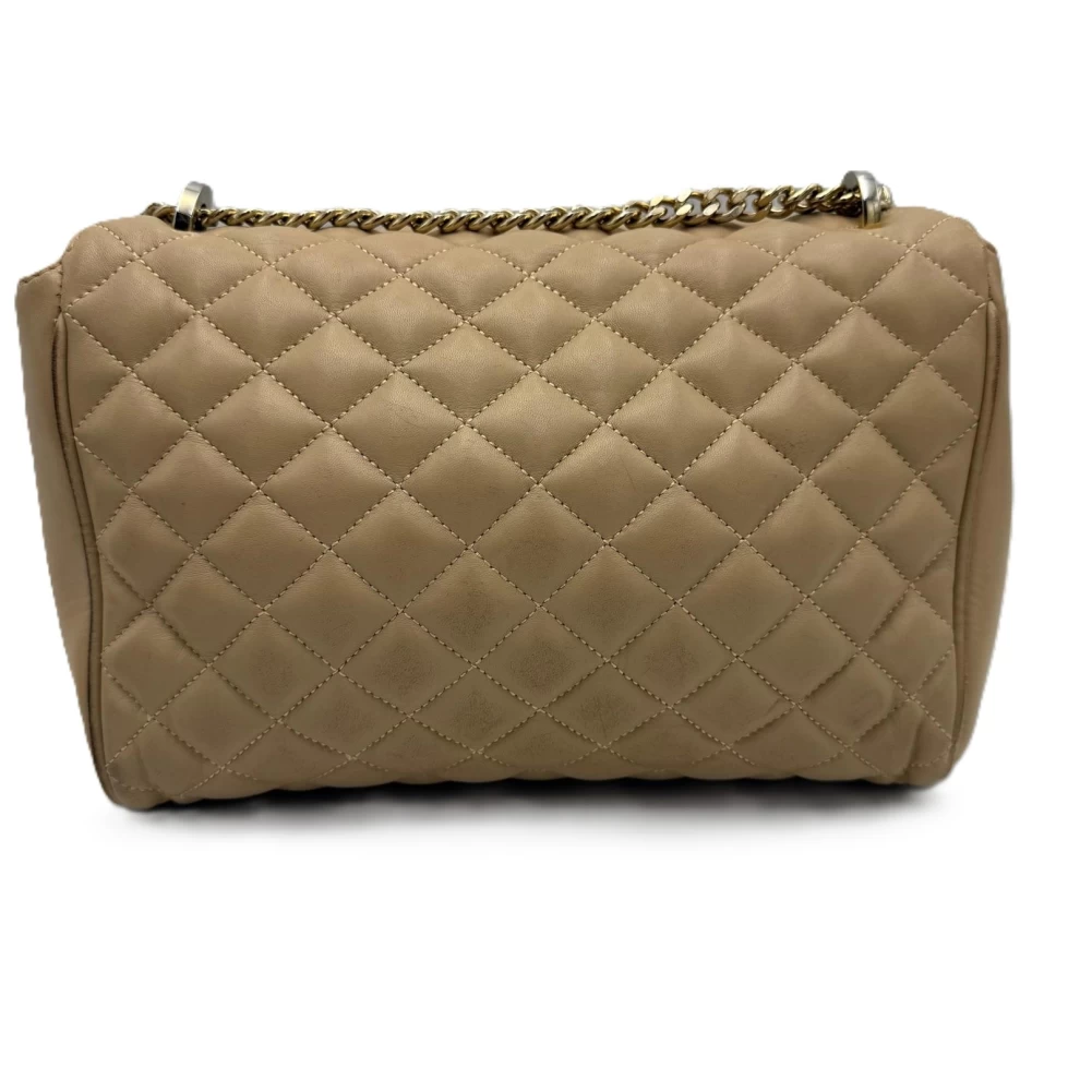     حقيبة كروس بودي من الجلد المبطن باللون الكريمي من كارولينا هيريرا 