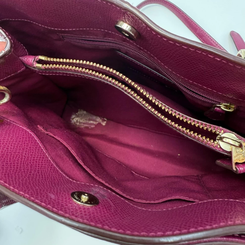     حقيبة توت كريستي كاريال من كوتش، مصنوعة من الجلد البنفسجي 