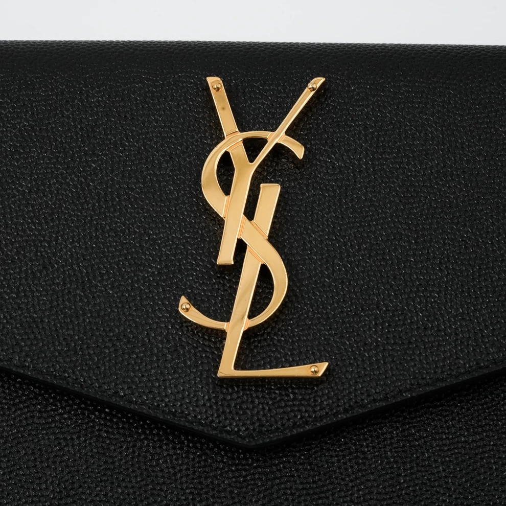     حقيبة كلاتش سان لوران كاساندر على شكل ظرف باللون الأسود من Grain de Poudre 