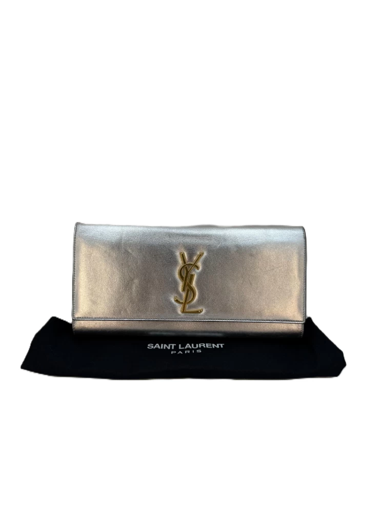     حقيبة كلاتش كيت من سان لوران، فضية معدنية، قابلة للطي 
