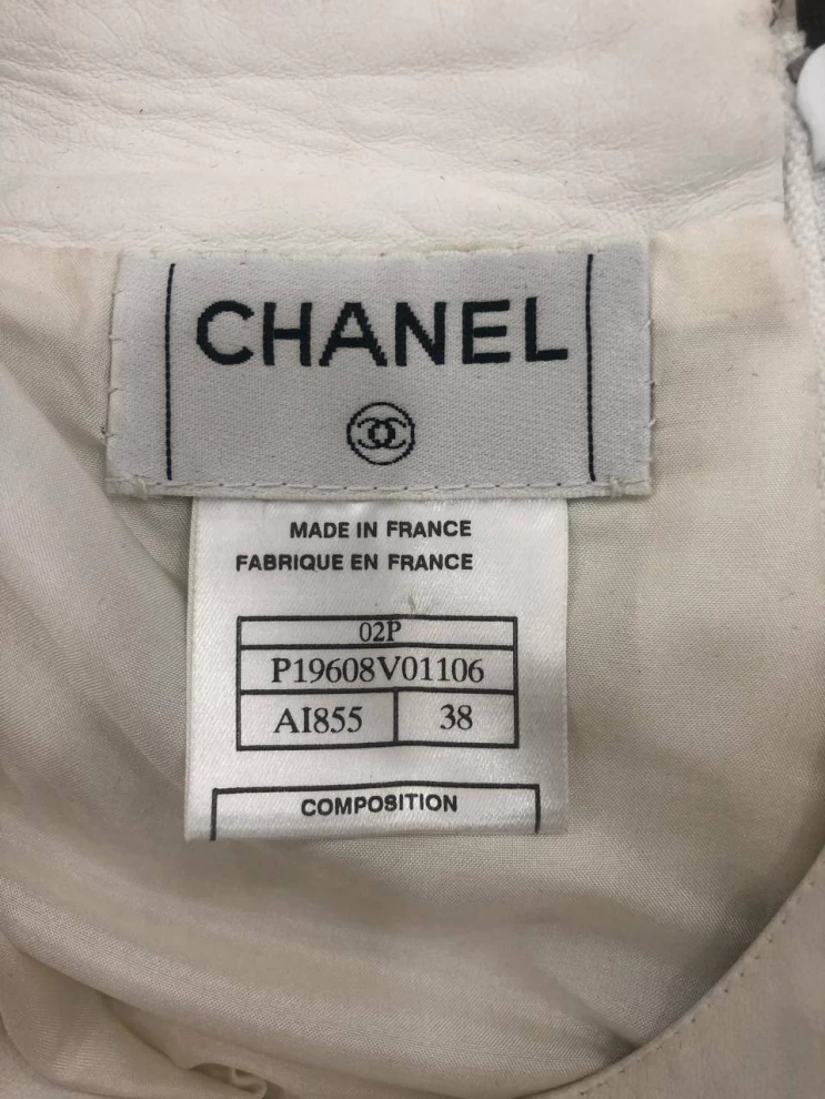     تنورة شانيل متوسطة الطول من الجلد باللون الأبيض العاجي 