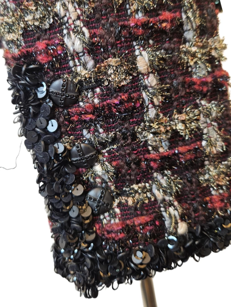     جاكيت شانيل خريف ٢٠٠٢ قصير من التويد مع حواف لامعة من الترتر، مقاس ٤٤ 