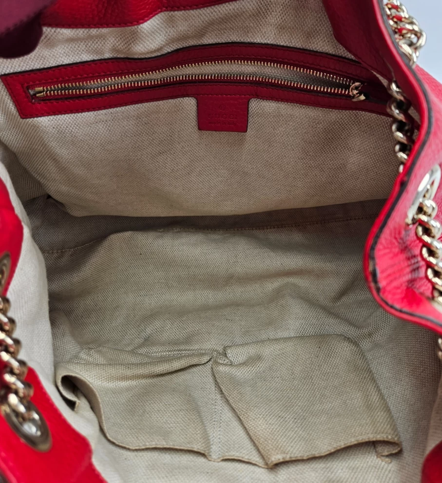     حقيبة جوتشي سوهو متوسطة الحجم من الجلد الأحمر 