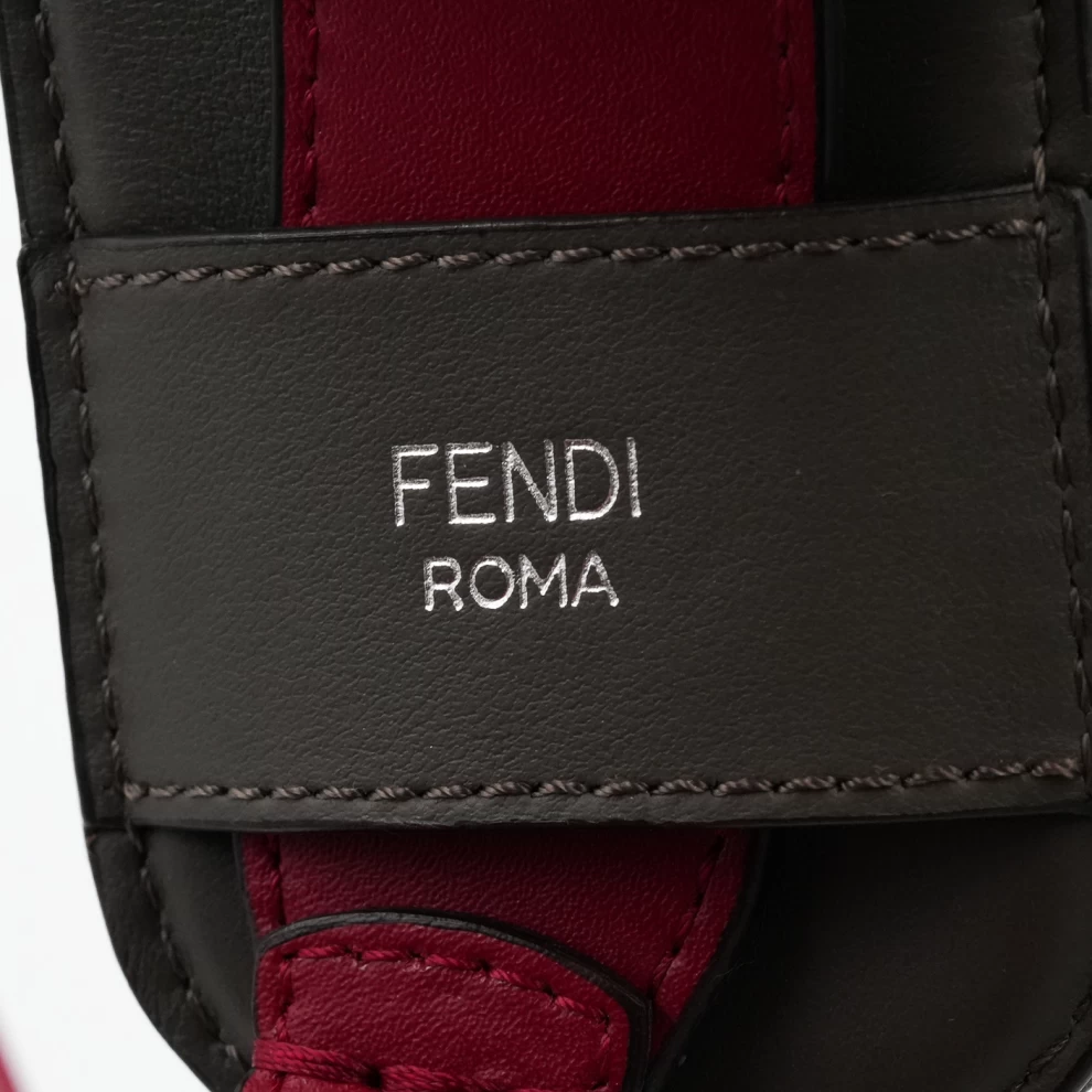     حقيبة فندي مون تريزور ميني باكيت من الجلد المنقوش بشعار FF باللون الأحمر 