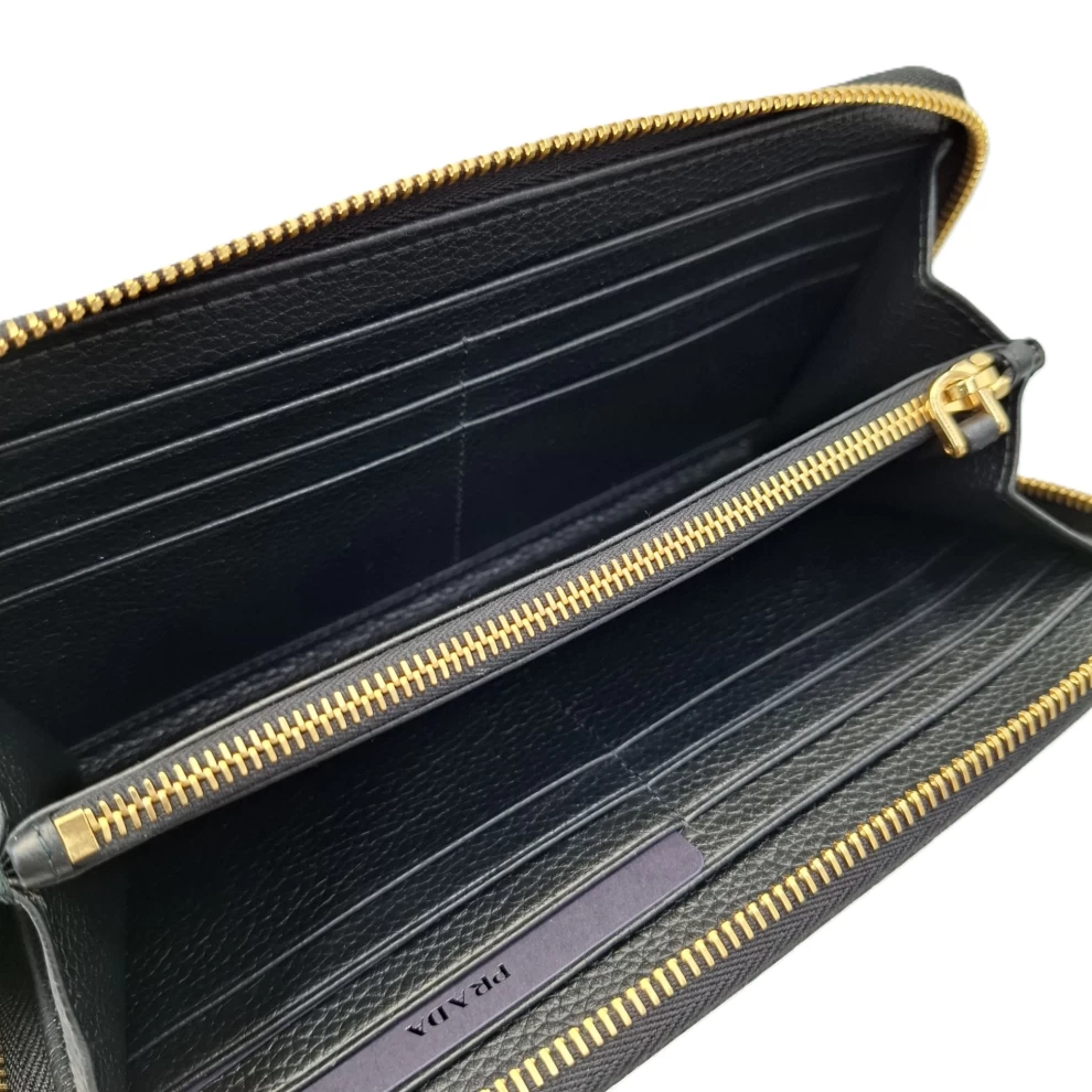     محفظة برادا كبيرة من جلد السافيانو الأسود بنقشة الكركديه 