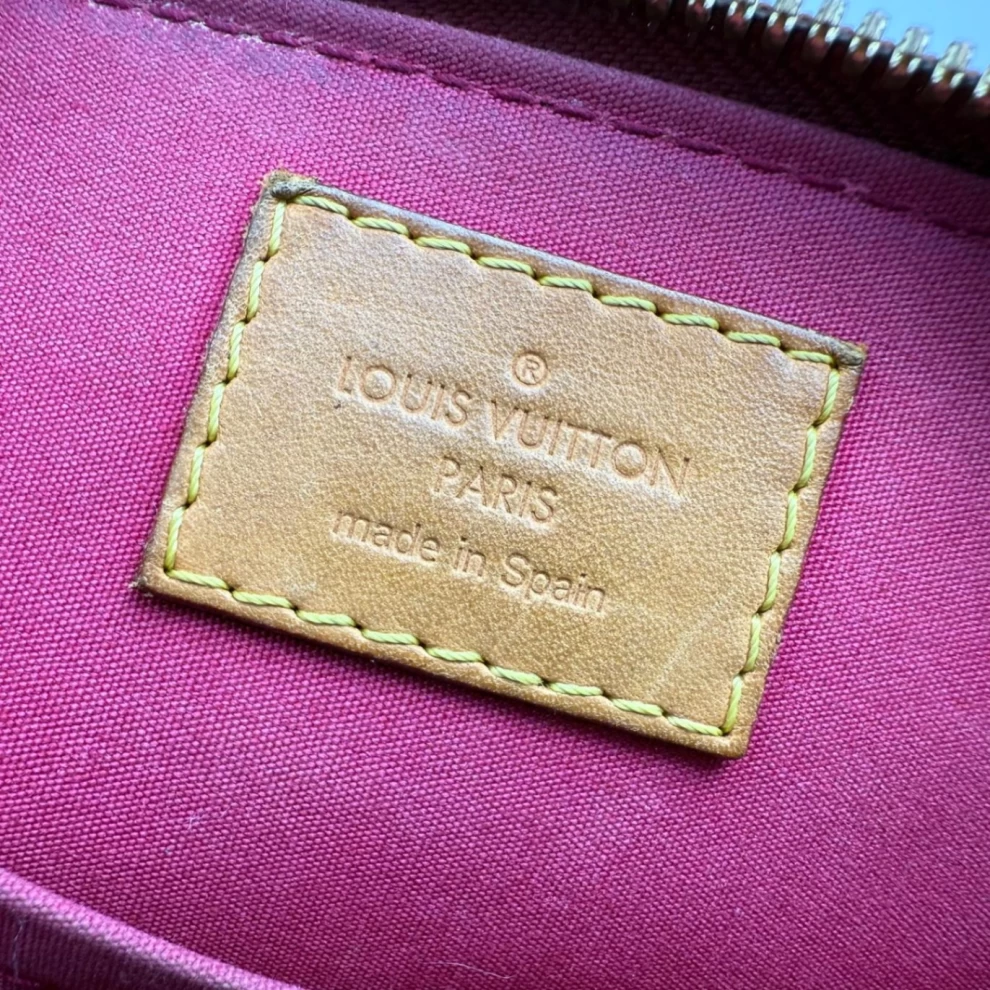     حقيبة لويس فويتون مونوغرام أحمر فيرنيس ألما BB 