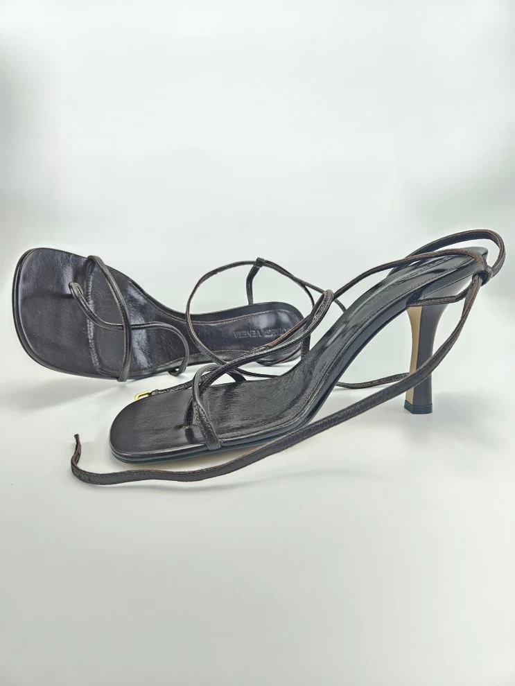     صندل بوتيغا فينيتا الجلدي بكعب مفتوح من الخلف مقاس 38 EU 