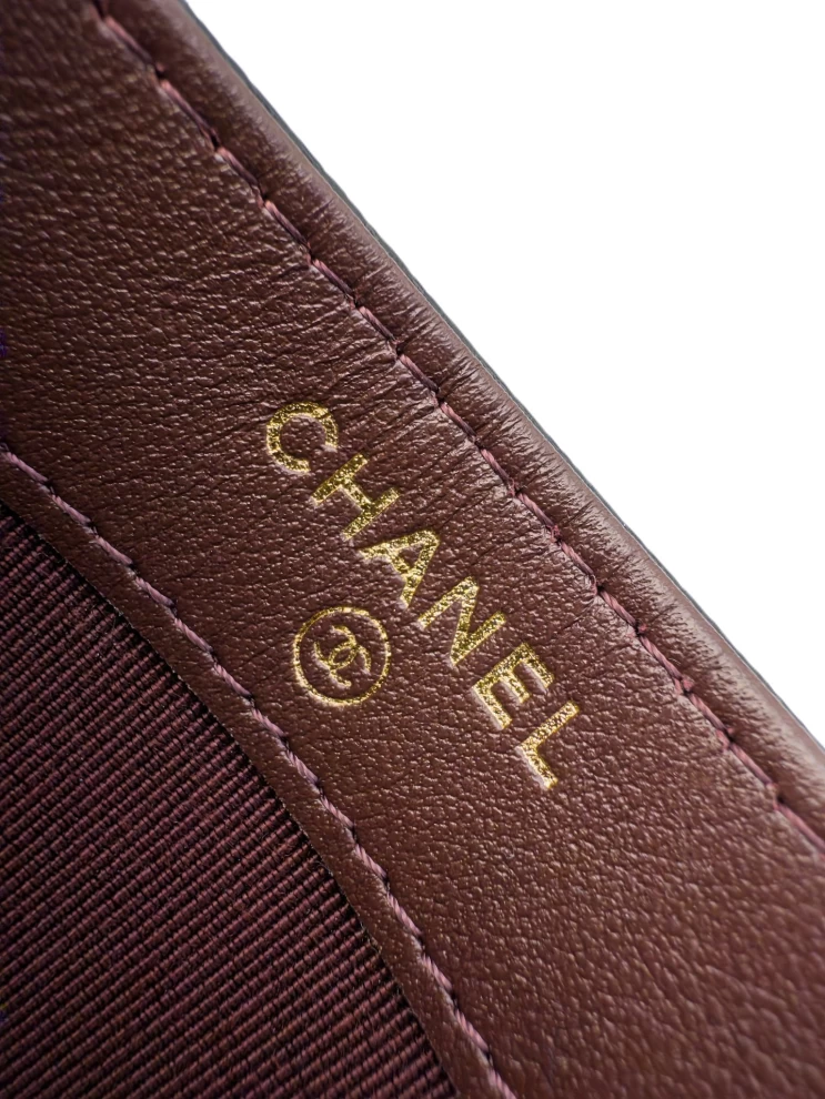     حامل بطاقات شانيل من الجلد المبطن باللون الأسود 