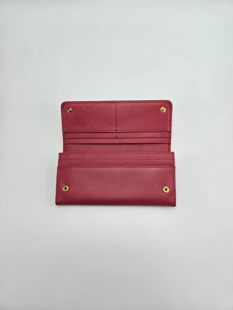     "محفظة كونتيننتال بشعار برادا " 