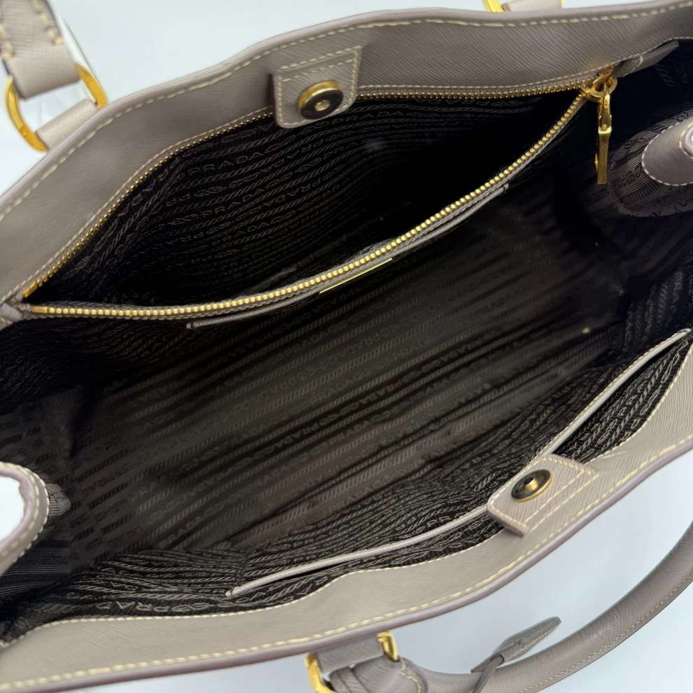     حقيبة برادا سافيانو لوكس جاليريا كبيرة من الجلد باللون البيج 