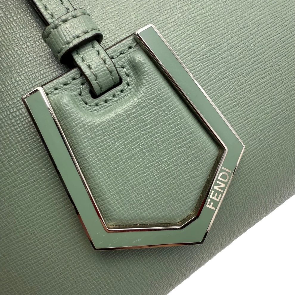     حقيبة فندي ميني 2جورز توت من الجلد باللون الأخضر الباهت 