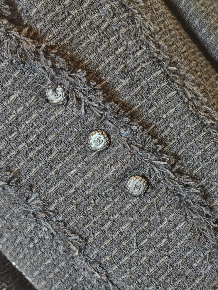     سترة شانيل تويد سوداء مزينة بالشراريب 