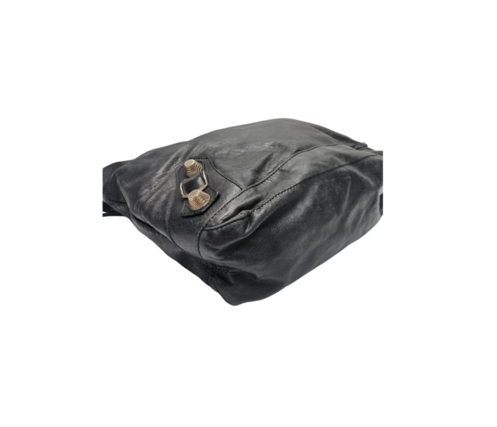     حقيبة بالنسياغا اليومية العملاقة من جلد الحمل الأسود 