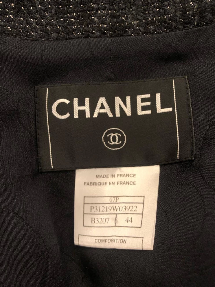     طقم جاكيت وتنورة من قماش تويد رمادي داكن من شانيل 