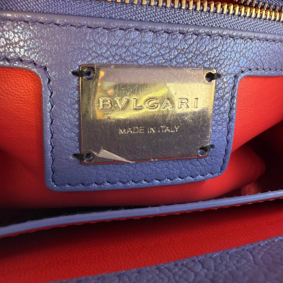     حقيبة كتف سيربنتي كابوشون متوسطة الحجم من بولغاري، مصنوعة من الجلد المبطن 