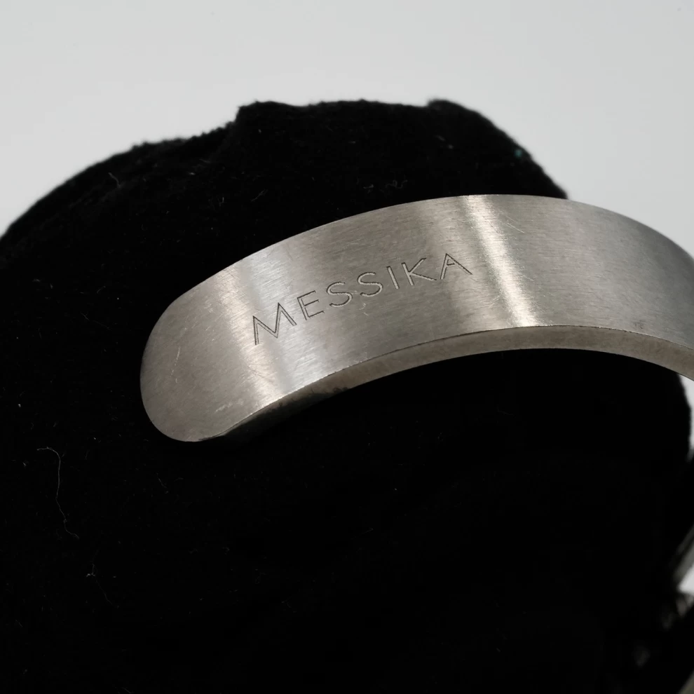     سوار ميسيكا الماسي: أناقة باريسية عصرية 