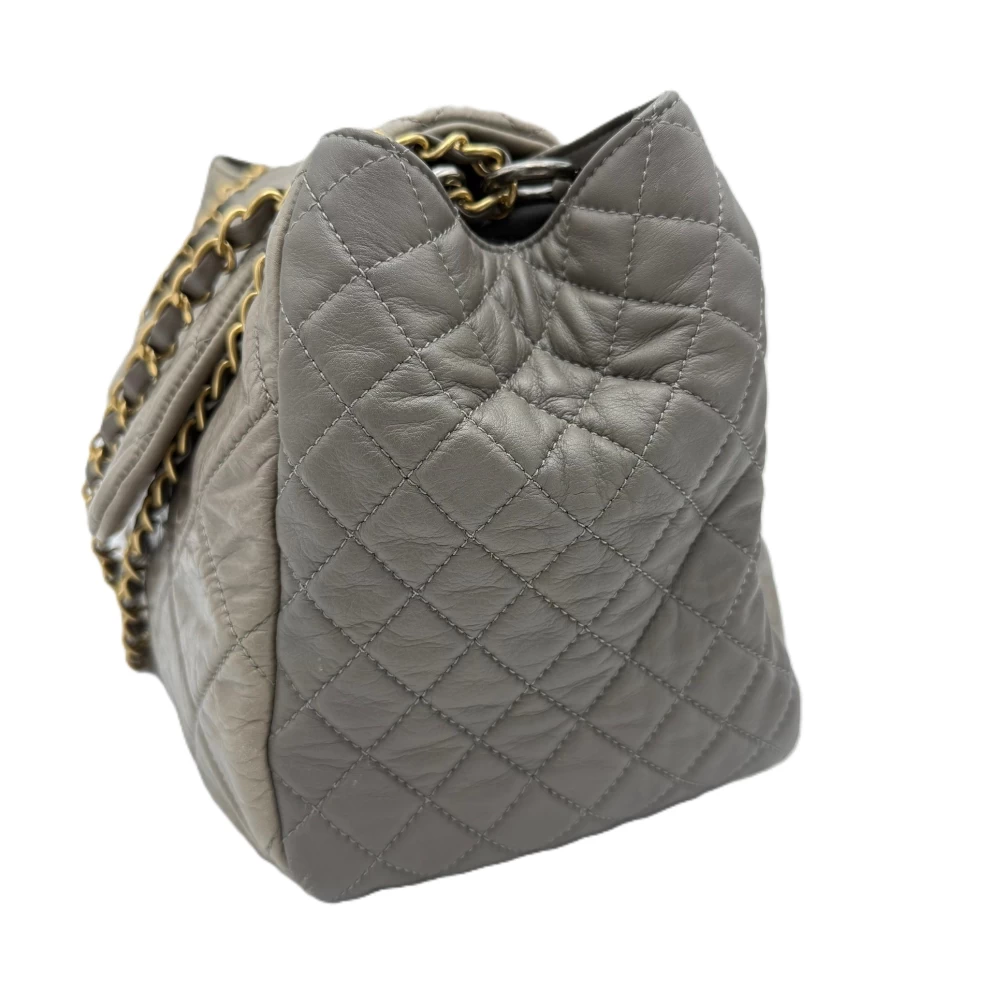     حقيبة كتف شانيل رمادية من الجلد الأكورديون مع إعادة إصدار 