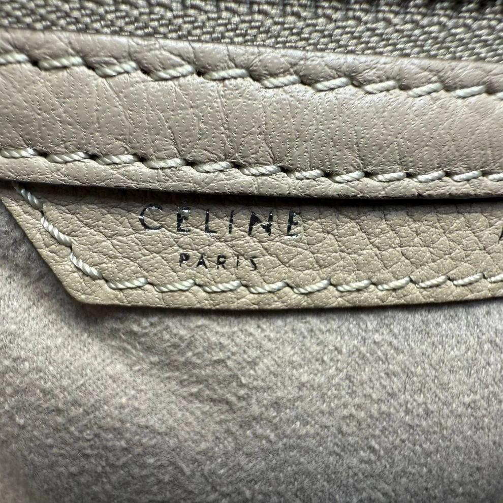     حقيبة توت سيلين مايكرو لاغج من الجلد البيج 