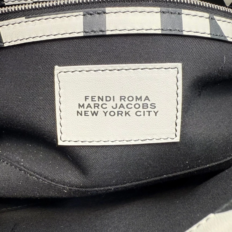     حقيبة كتف من قماش زوكا باغيت باللونين الأسود والأبيض من فندي ومارك جاكوبس 