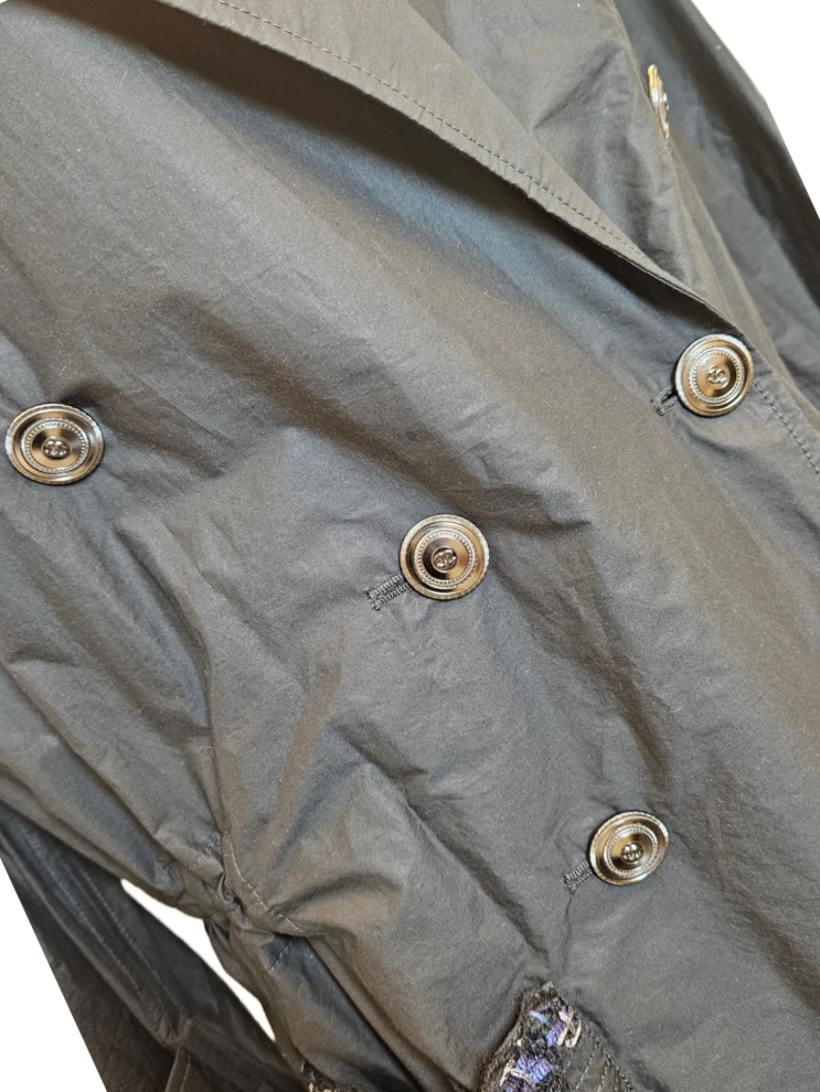     معطف ترنش شانيل أسود من القطن والبولي يوريثين بأزرار CC 