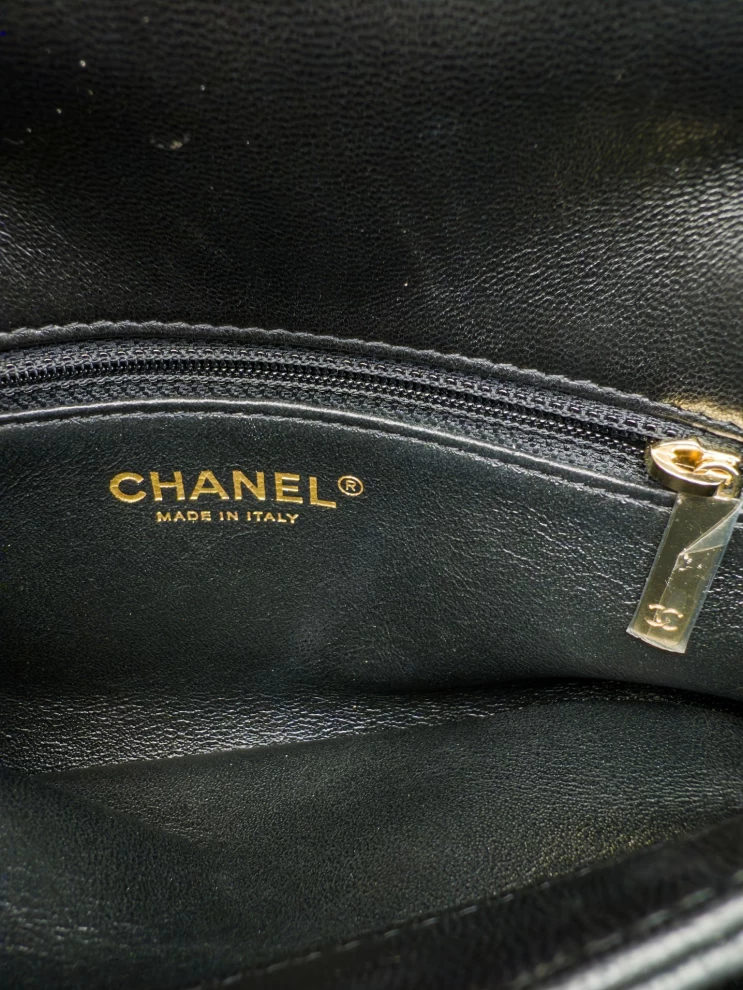     حقيبة شانيل صغيرة عصرية من الجلد المبطن باللون الأسود مع مقبض علوي قابل للطي وشعار CC 